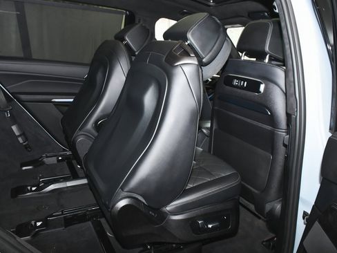 Used 2023 BMW X7 xDrive40i w/ M Sport Package image 82