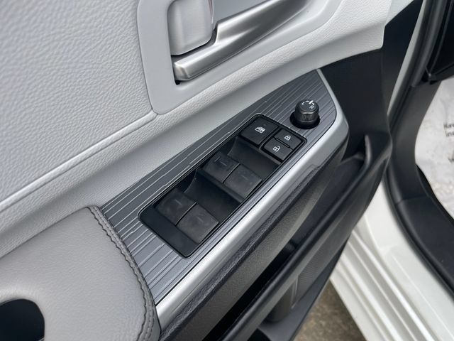 Used 2025 Toyota Sienna XLE FWD image 12
