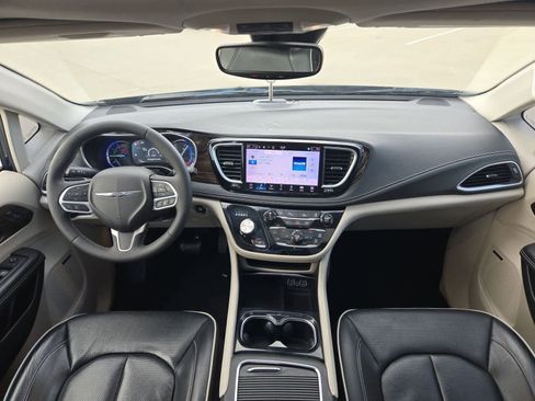 Used 2022 Chrysler Pacifica Limited image 7