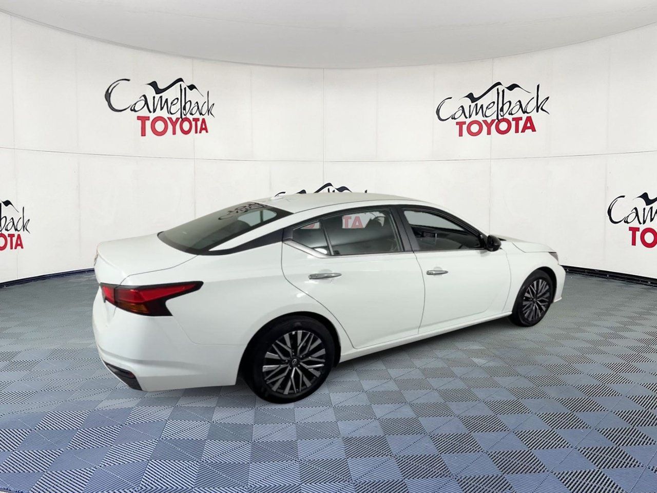Used 2025 Nissan Altima 2.5 SV FWD image 2