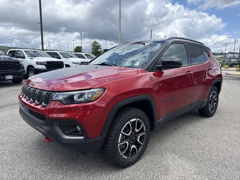 Used 2025 Jeep Compass Trailhawk AWD/4WD image 3