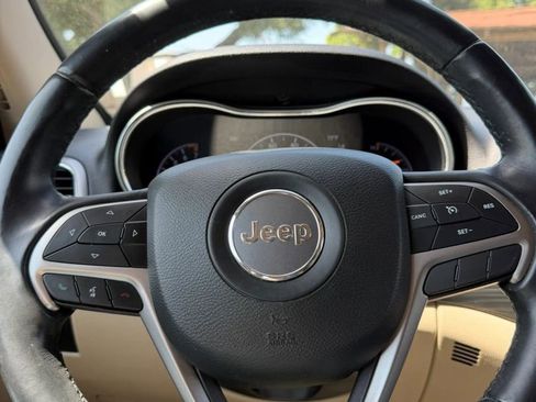 Used 2021 Jeep Grand Cherokee Laredo image 21