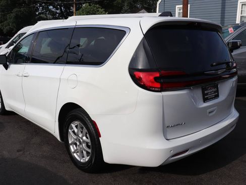 Used 2024 Chrysler Pacifica Touring-L FWD image 3