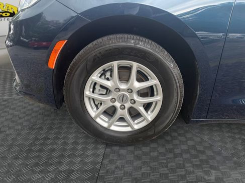 Used 2024 Chrysler Pacifica Touring-L FWD image 14