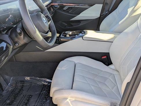 Used 2025 BMW i5 xDrive40 w/ Premium Package image 17