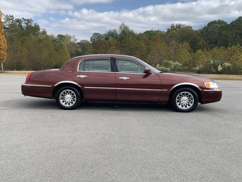 Used 2002 Lincoln Town Car Signature image 8