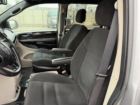 Used 2016 Dodge Grand Caravan SE image 15