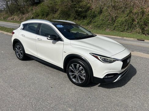 Used 2017 INFINITI QX30 Premium w/ Navigation Package image 9