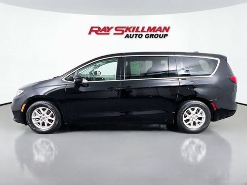 Used 2024 Chrysler Pacifica Touring-L FWD image 4