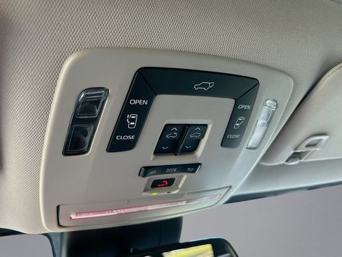 Used 2025 Toyota Sienna XLE FWD image 28