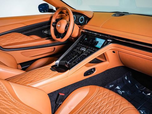 Used 2025 Aston Martin DB12 Coupe RWD image 17