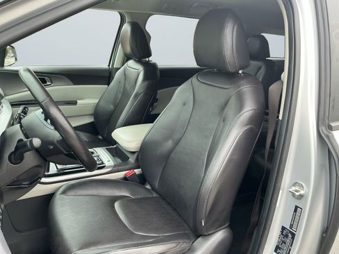 Used 2023 Kia Carnival LX image 9