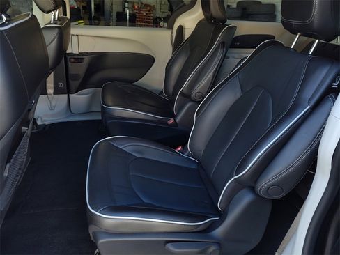 Used 2022 Chrysler Pacifica Limited image 13