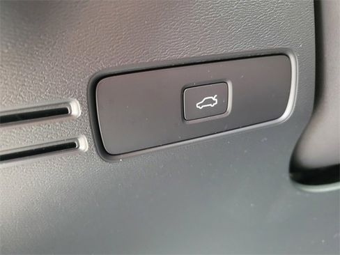 Used 2023 Volvo XC40 B5 Plus image 19