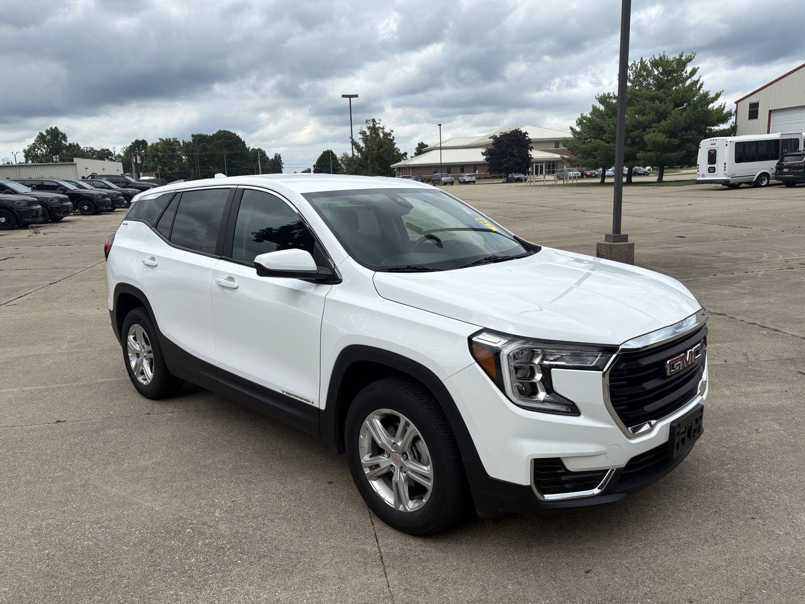 Used 2024 GMC Terrain SLE AWD/4WD image 2
