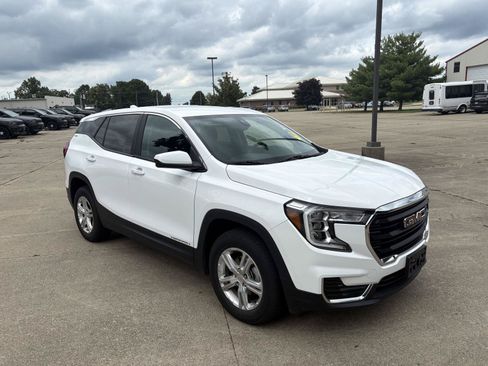 Used 2024 GMC Terrain SLE AWD/4WD image 2