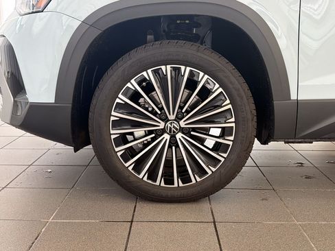 New 2026 Volkswagen Taos SE FWD image 12