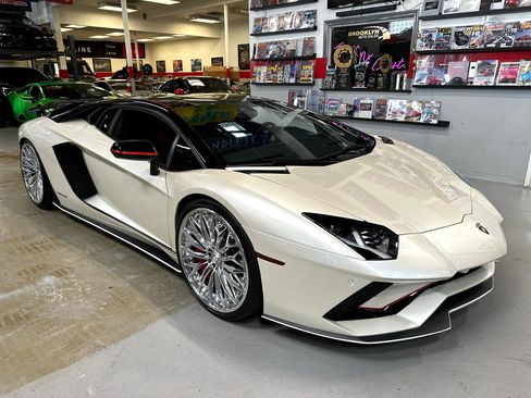 Used 2017 Lamborghini Aventador S image 3