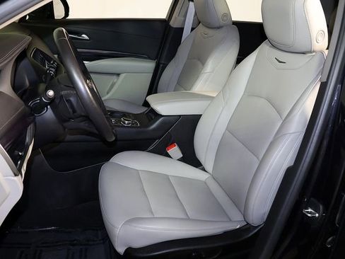 Used 2023 Cadillac XT4 Luxury w/ Cold Weather Package FWD image 4