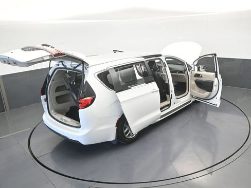 Used 2023 Chrysler Pacifica Touring-L image 70
