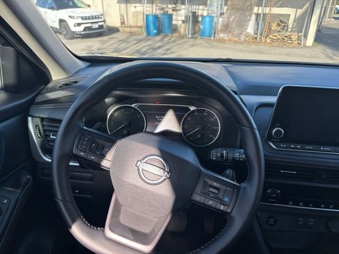 Used 2025 Nissan Rogue SV image 36