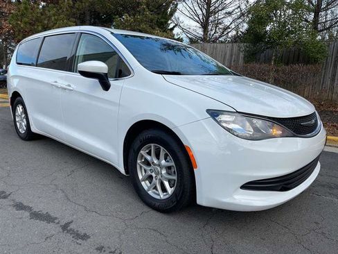 Used 2017 Chrysler Pacifica LX image 4
