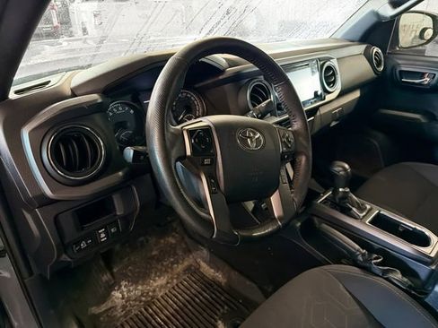 Used 2018 Toyota Tacoma TRD Sport image 8