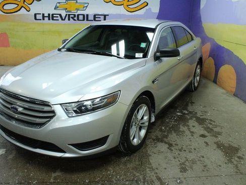 Used 2017 Ford Taurus SE image 4