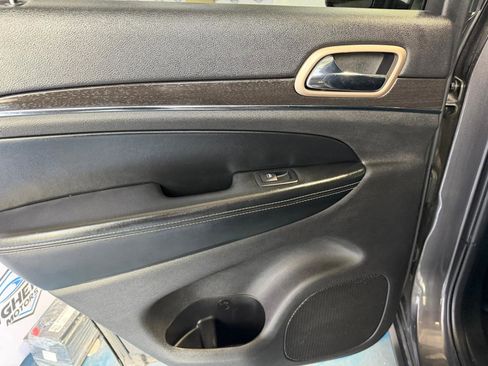 Used 2017 Jeep Grand Cherokee Limited w/ Luxury Group II image 17