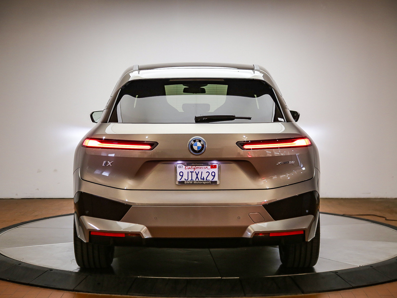 Used 2024 BMW iX xDrive50 w/ Sport Package AWD/4WD image 6