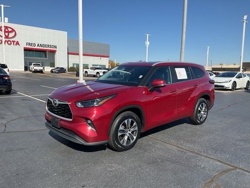 Used 2023 Toyota Highlander XLE image 1