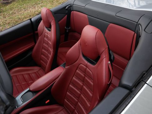 Used 2019 Ferrari Portofino image 6