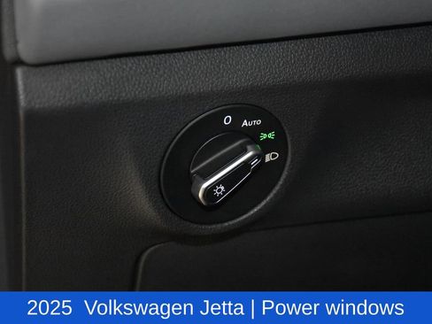 Used 2025 Volkswagen Jetta SE image 9