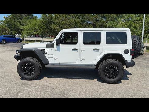 Used 2018 Jeep Wrangler Unlimited Sahara w/ Dual Top Group AWD/4WD image 33