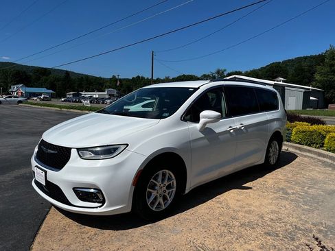 Used 2021 Chrysler Pacifica Touring-L FWD image 3