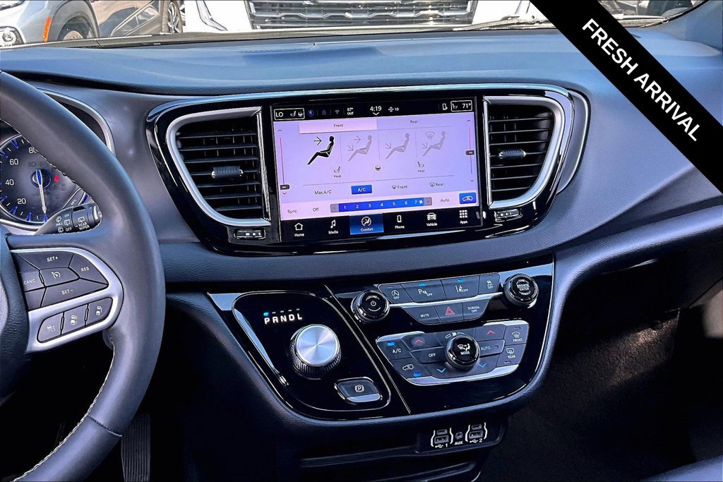 Used 2025 Chrysler Pacifica Select FWD image 13
