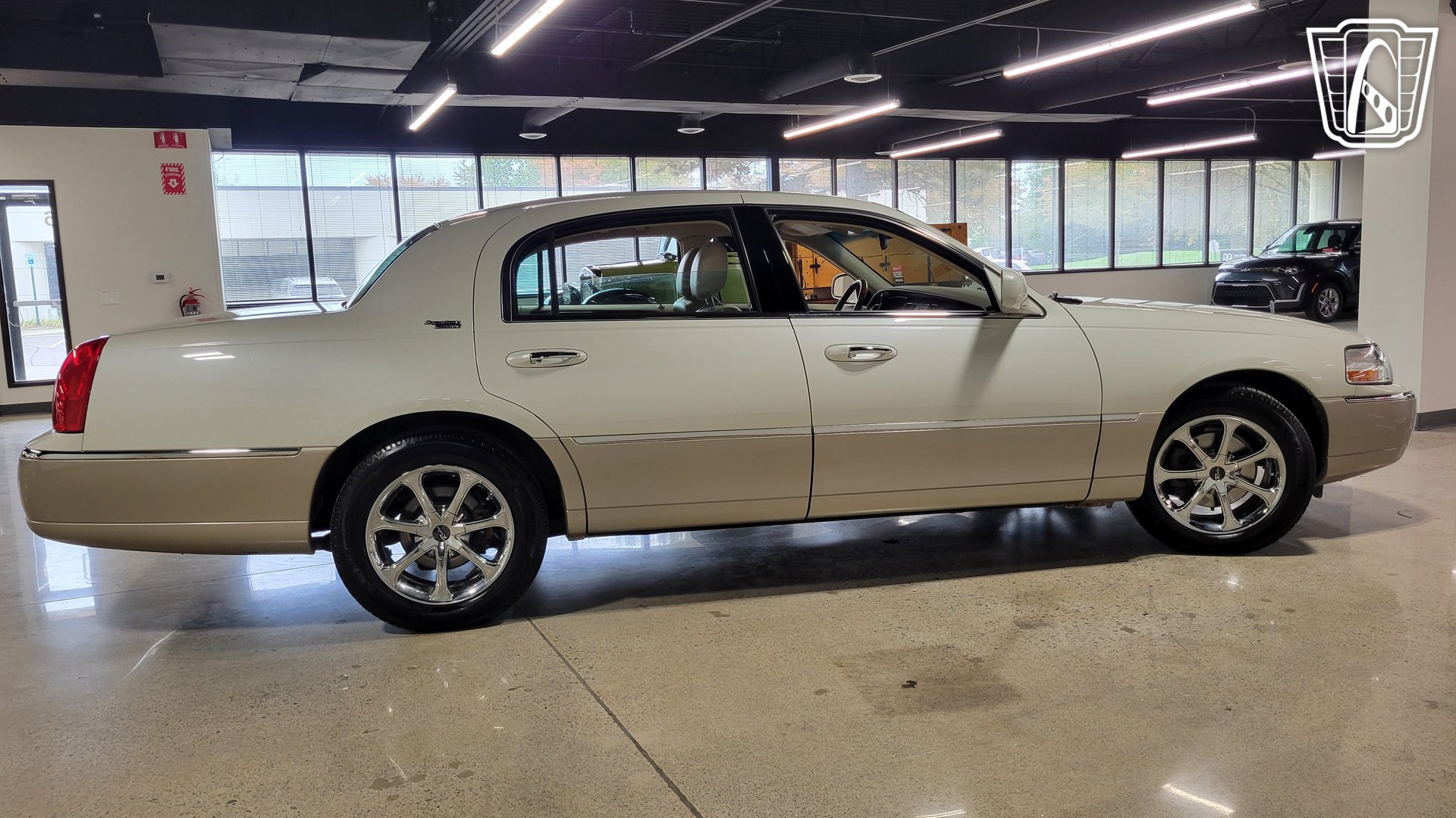 Used 2005 Lincoln Town Car Signature Limited RWD image 35