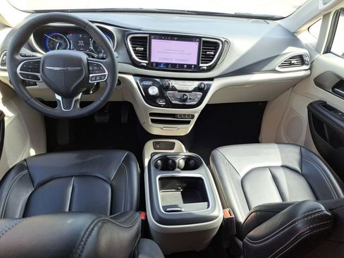 Used 2023 Chrysler Pacifica Touring-L image 12