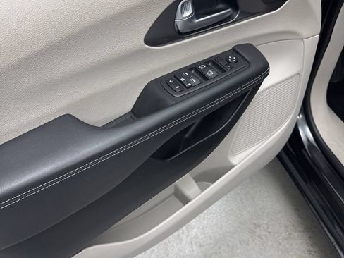 Used 2023 Chrysler Pacifica Touring-L FWD image 14