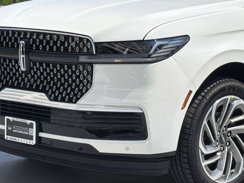 New 2027 Lincoln Navigator L Premier AWD/4WD image 2