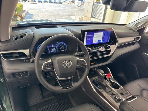 Used 2024 Toyota Highlander Platinum image 19