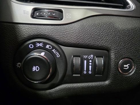 Used 2019 Jeep Cherokee Overland image 19