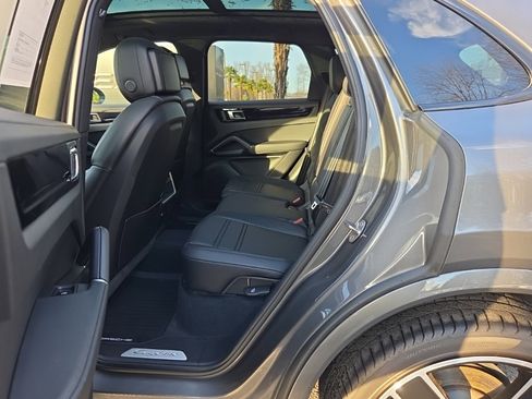 Used 2023 Porsche Cayenne Platinum Edition image 5