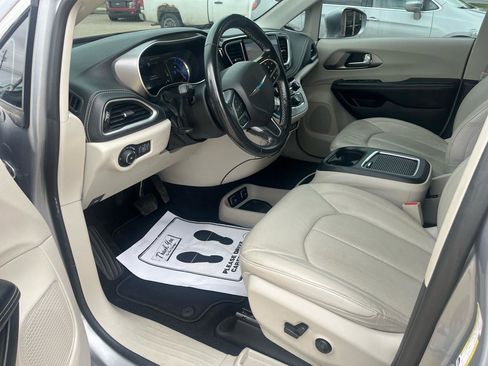 Used 2021 Chrysler Pacifica Touring-L FWD image 7