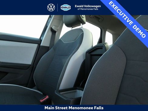 Certified 2025 Volkswagen Taos SE image 32
