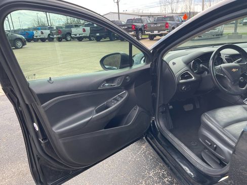 Used 2017 Chevrolet Cruze Premier image 11