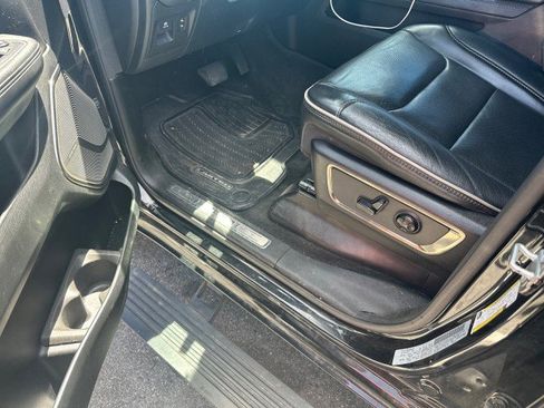 Used 2020 RAM 1500 Limited w/ Black Appearance Package AWD/4WD image 8