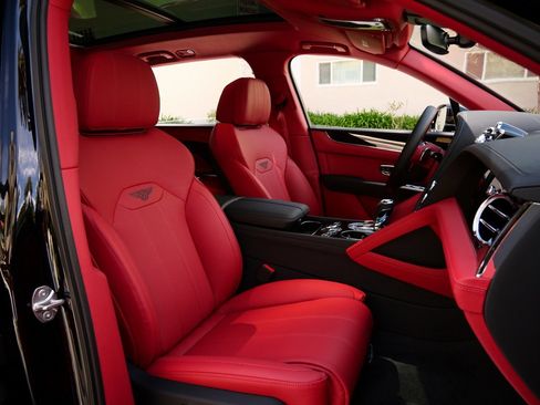 Used 2024 Bentley Bentayga Extended Wheelbase image 21