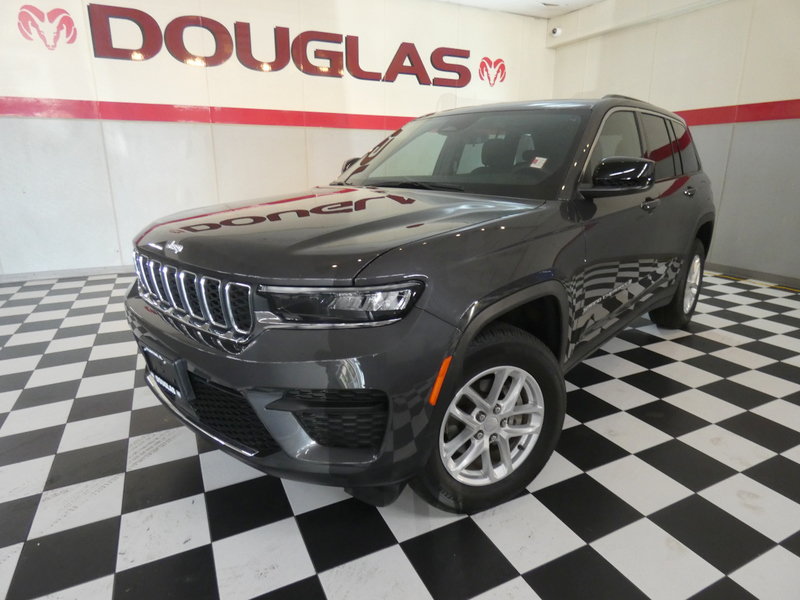 Used 2025 Jeep Grand Cherokee Laredo X AWD/4WD image 2