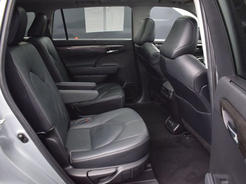 Used 2022 Toyota Highlander Platinum AWD/4WD image 11